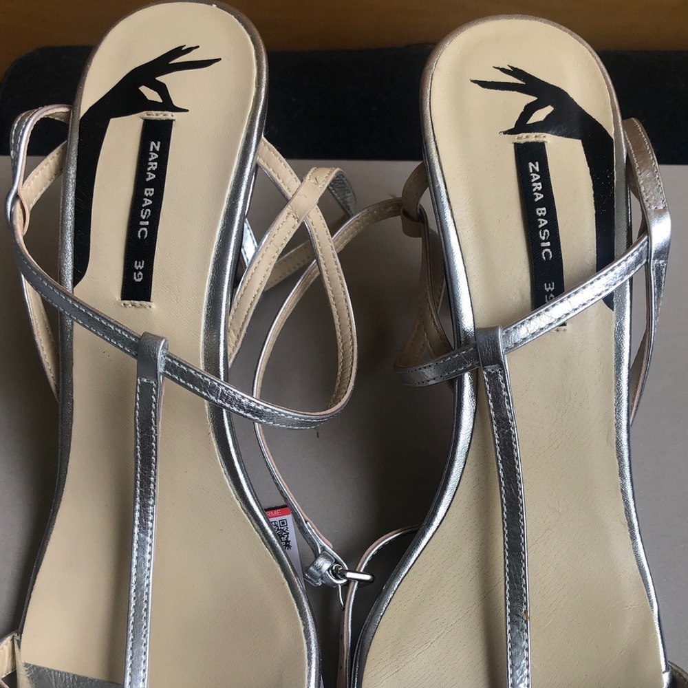 Metallic t-strap sandals. - Picture 7 of 8